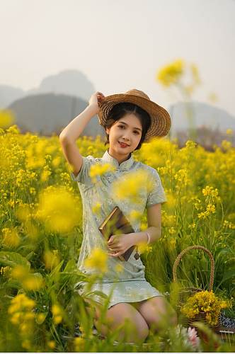 清新女孩身穿裙子油菜花人物摄影图片