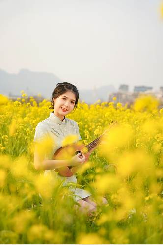 清新女孩身穿裙子油菜花人物摄影图片