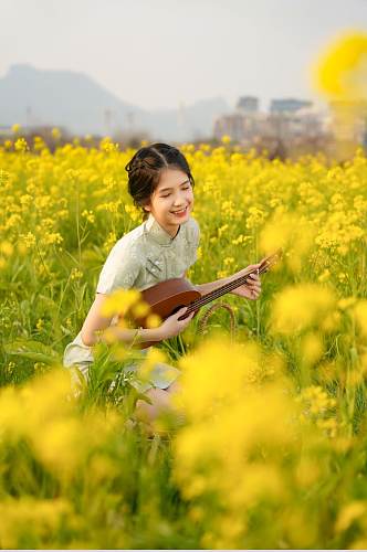 清新女孩身穿裙子油菜花人物摄影图片