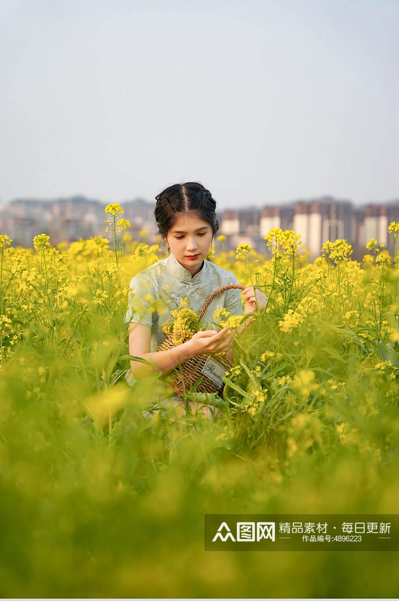 清新女孩身穿裙子油菜花人物摄影图片素材