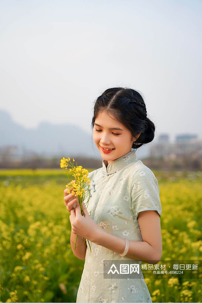 清新女孩身穿裙子油菜花人物摄影图片素材