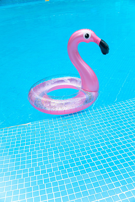 夏日泳池避暑摄影图片