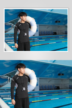 夏日男生手拿泳圈游泳男教练人物摄影图片