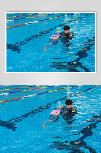 夏日小孩背漂游泳男教练人物摄影图片
