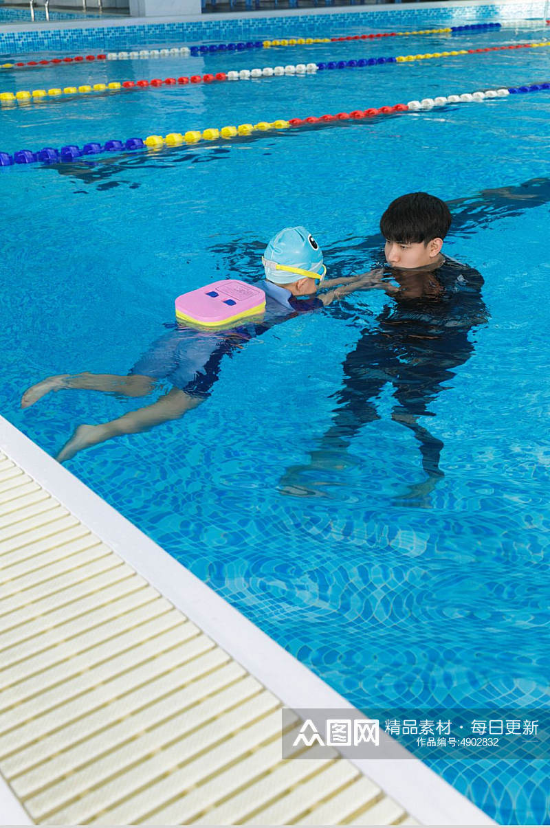 夏季儿童游泳培训男教练人物摄影图片素材