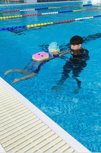 夏季儿童游泳培训男教练人物摄影图片