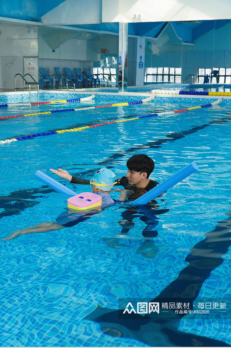 夏季儿童游泳培训男教练人物摄影图片素材