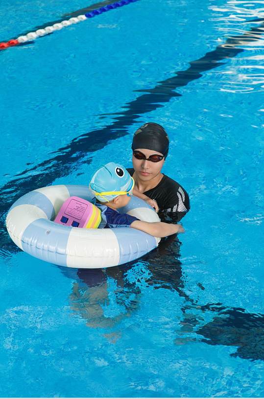 夏季儿童游泳培训男教练人物摄影图片
