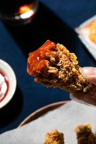 酥脆油炸鸡米花油炸美食摄影图片