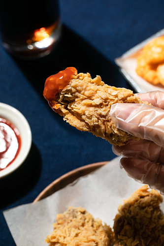 酥脆油炸鸡米花油炸美食摄影图片