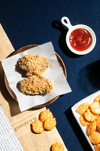 酥脆油炸鸡米花油炸美食摄影图片