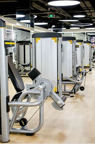 健身房锻炼器械高拉力训练器摄影图片