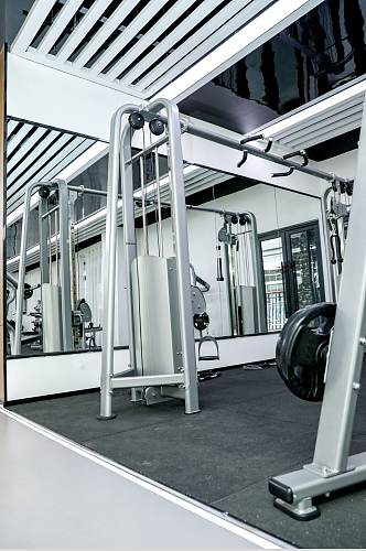 健身房锻炼器械高拉力训练器摄影图片