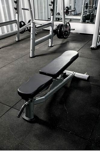 健身房锻炼器械深蹲机摄影图片
