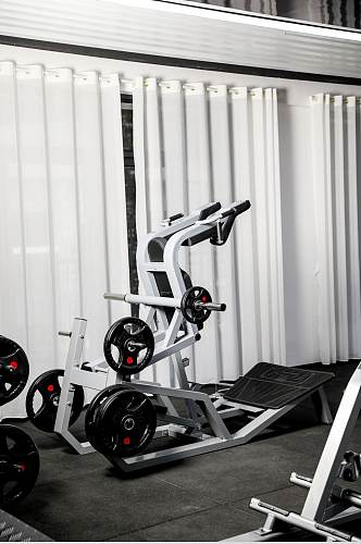 健身房锻炼器械深蹲机摄影图片