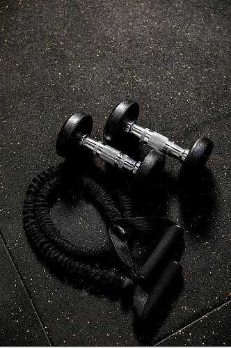 健身房运动锻炼器械哑铃摄影图片