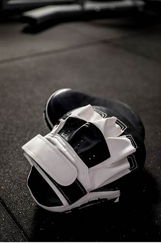 健身房锻炼器械运动防护手套摄影图片