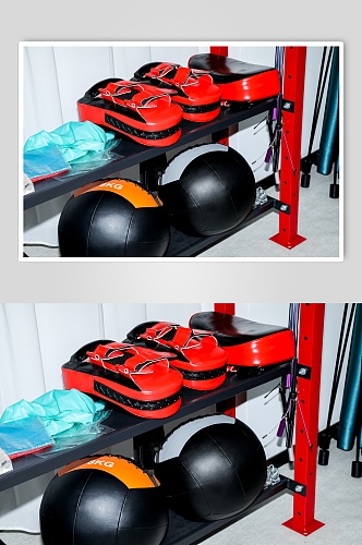 健身房锻炼器械实心橡胶球摄影图片