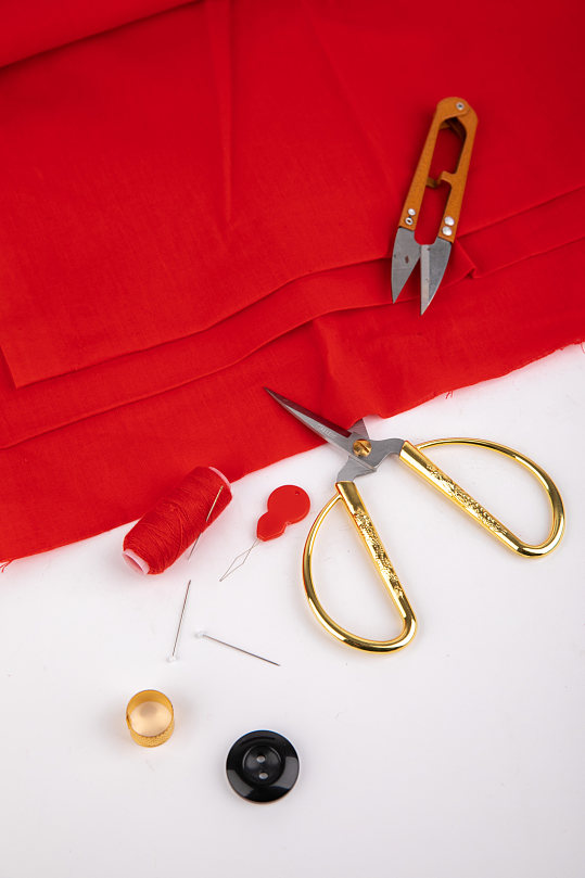 红色衣线团针织刺绣针线摄影图片