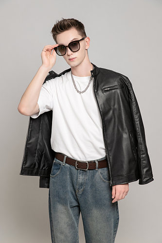 黑色夹克职场帅气时髦外国男生人物摄影图