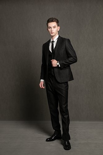 黑色西装职场帅气时髦外国男生人物摄影图