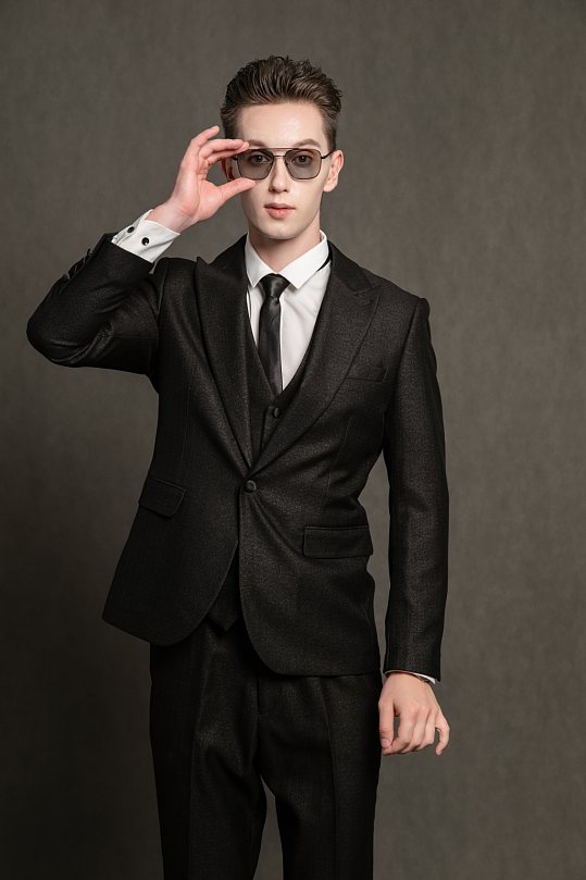 黑色西装职场帅气时髦外国男生人物摄影图