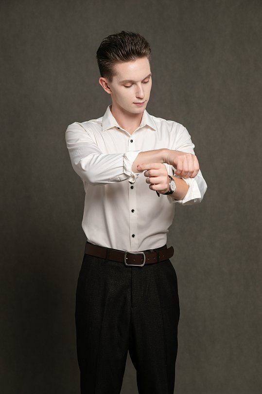 白色衬衫职场帅气时髦外国男生人物摄影图