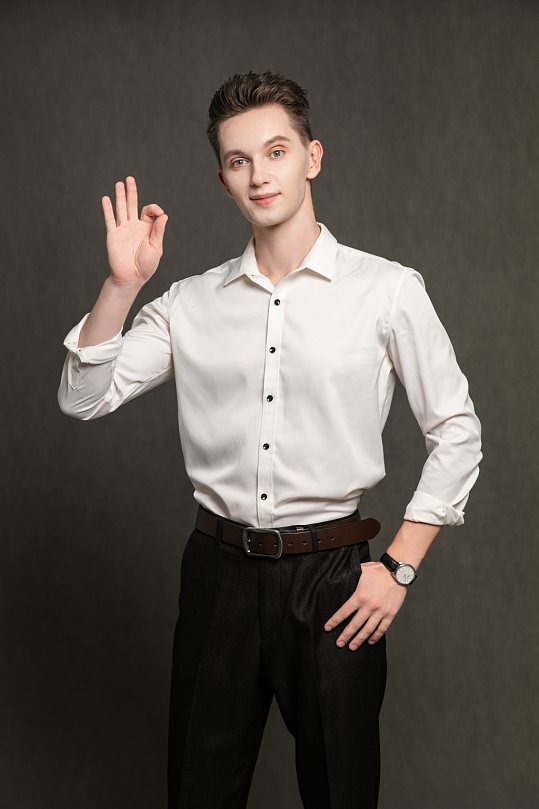 白色衬衫职场帅气时髦外国男生人物摄影图