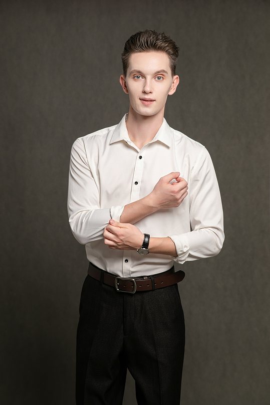白色衬衫职场帅气时髦男生人物摄影图片-众图网