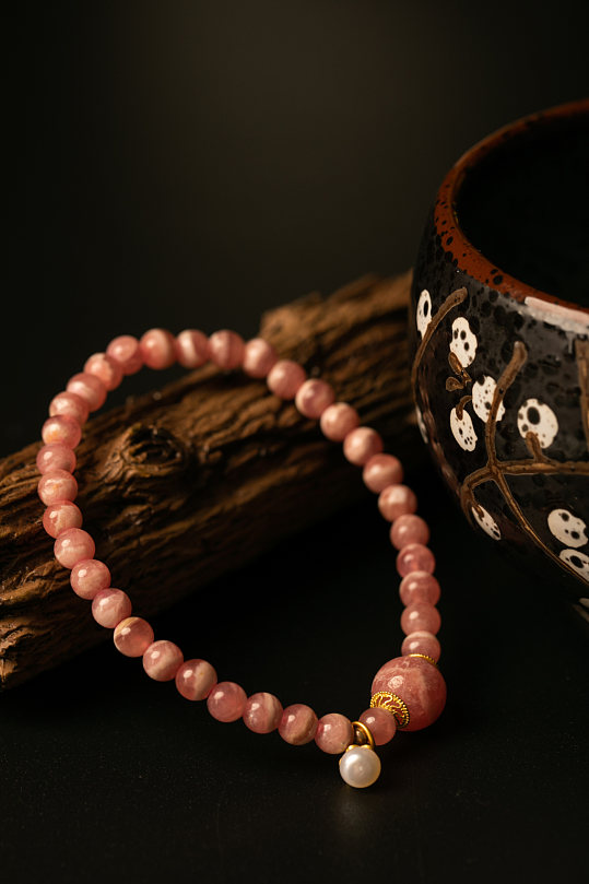 中国风红草莓晶朱砂手链珠宝摄影图片
