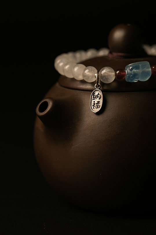 中国风灰月光石手链珠宝摄影图片
