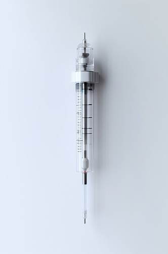 AI数字艺术极简注射器医疗仪器摄影图片