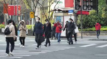 商业中心横道线过马路行人-众图网