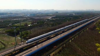 上海安亭航拍两列高铁经过-众图网