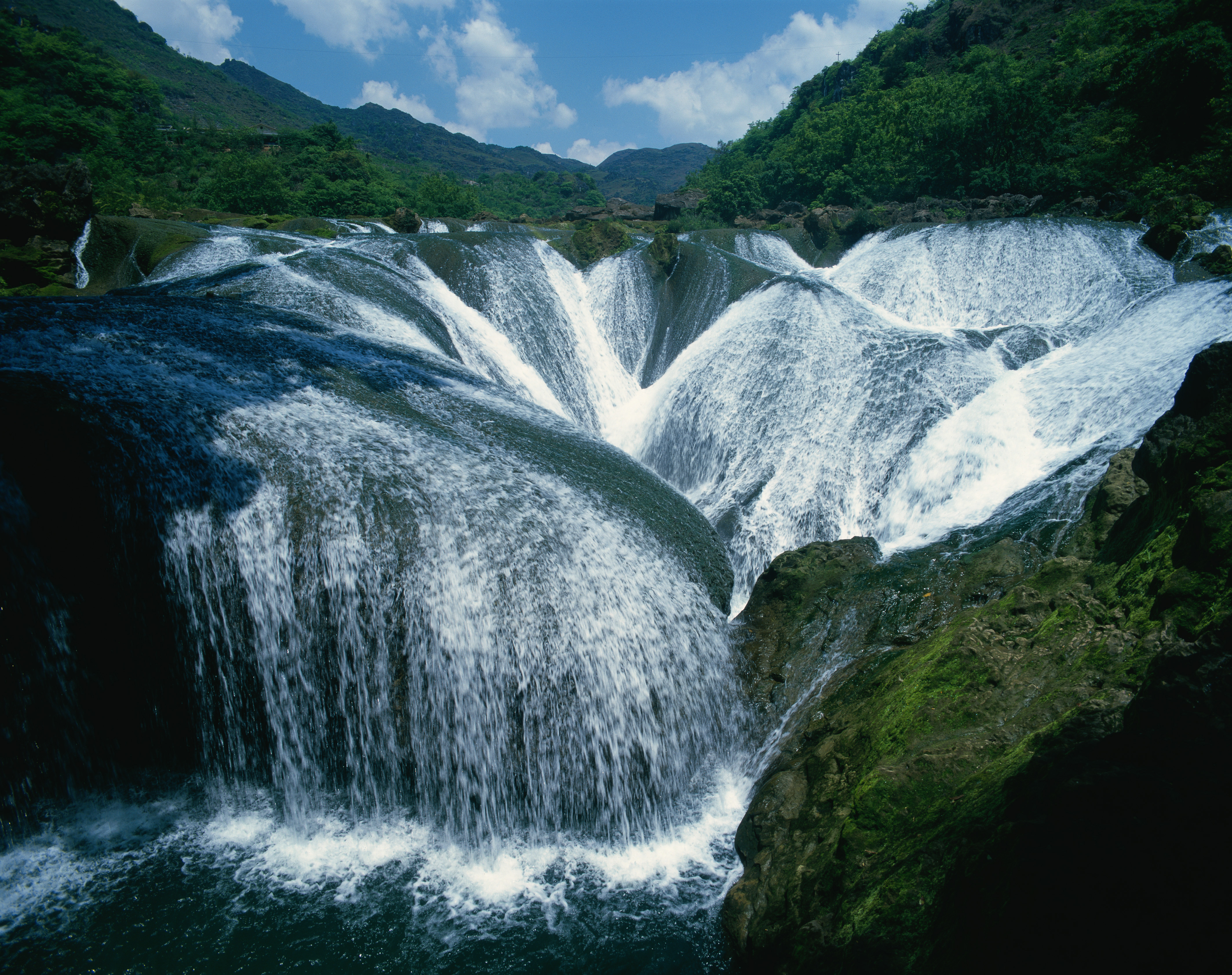 瀑布流水自然风景画素材