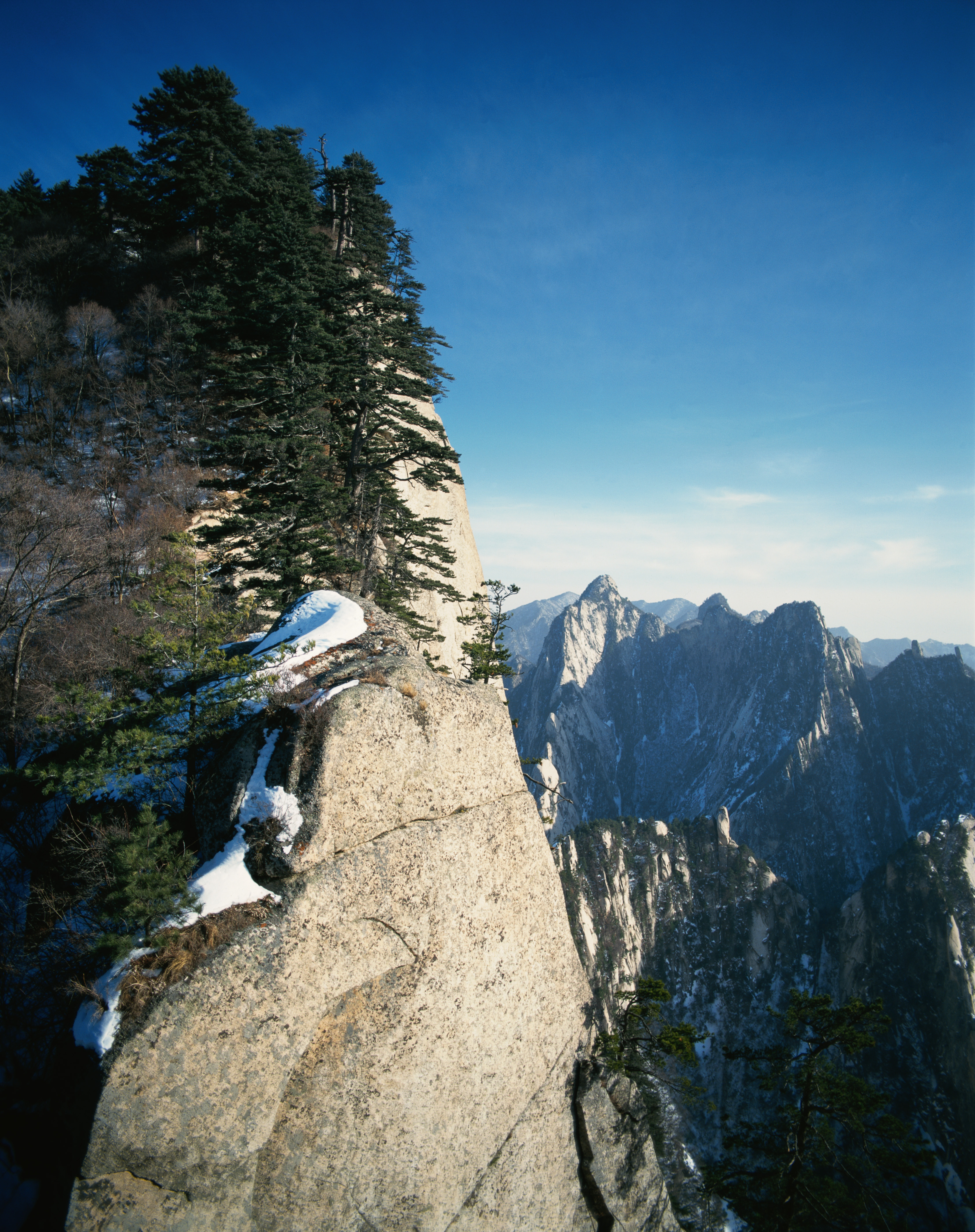 迎客松山峦自然风景画素材
