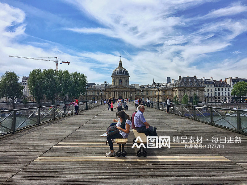 巴黎塞纳河上的艺术桥与法兰西学院素材