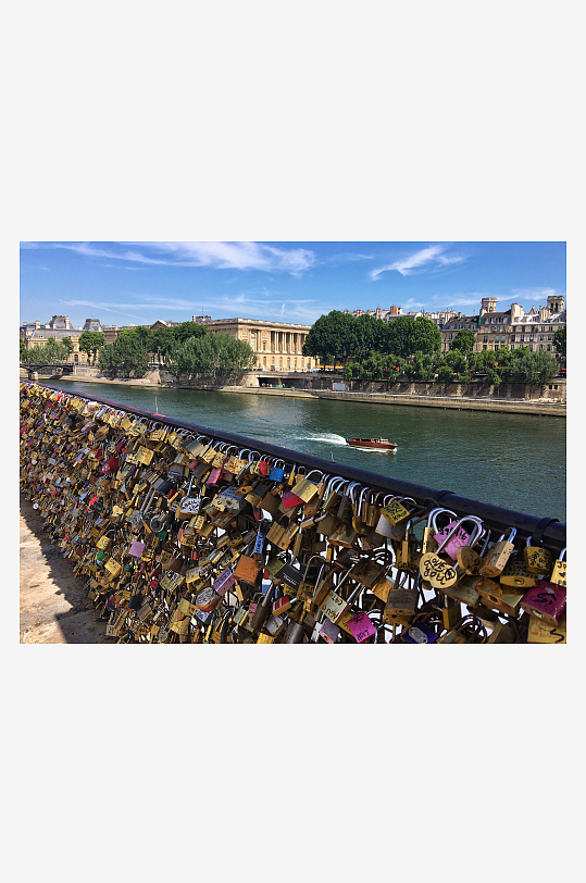 欧洲法国巴黎塞纳河桥上同心锁