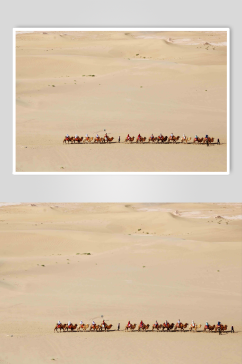 敦煌鸣沙山驼队行走沙漠中图片
