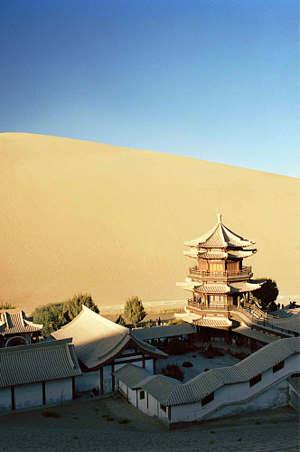 敦煌丝绸之路唱沙丘的寺庙群图片