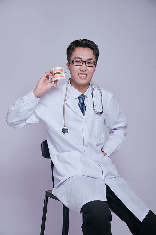 牙医牙科医生手持假牙医务人员人物摄影图片