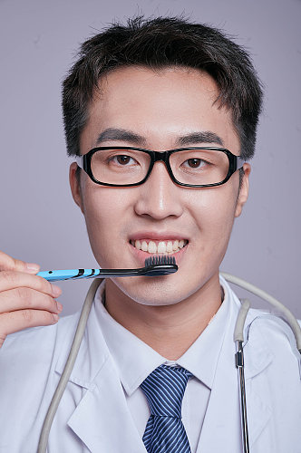牙医牙科医生刷牙特写医务人员人物摄影图片