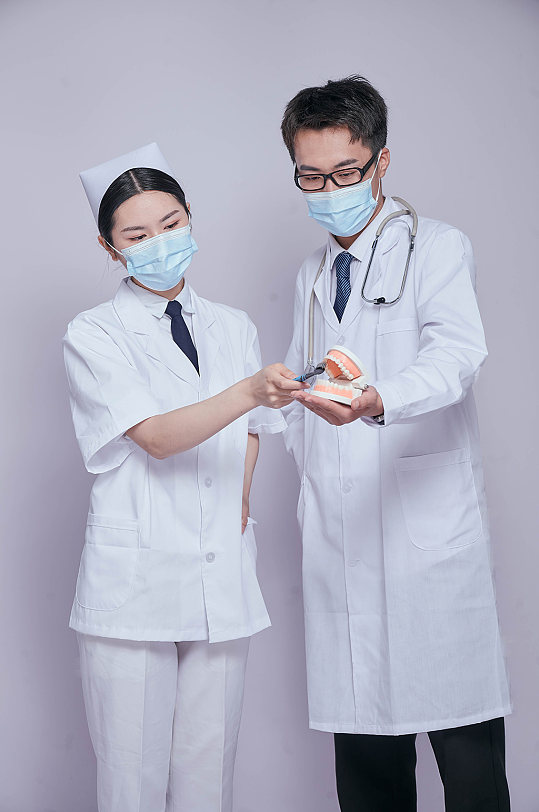 人物摄影图片医生护士组合医务人员人物摄影图片戴口罩68123469