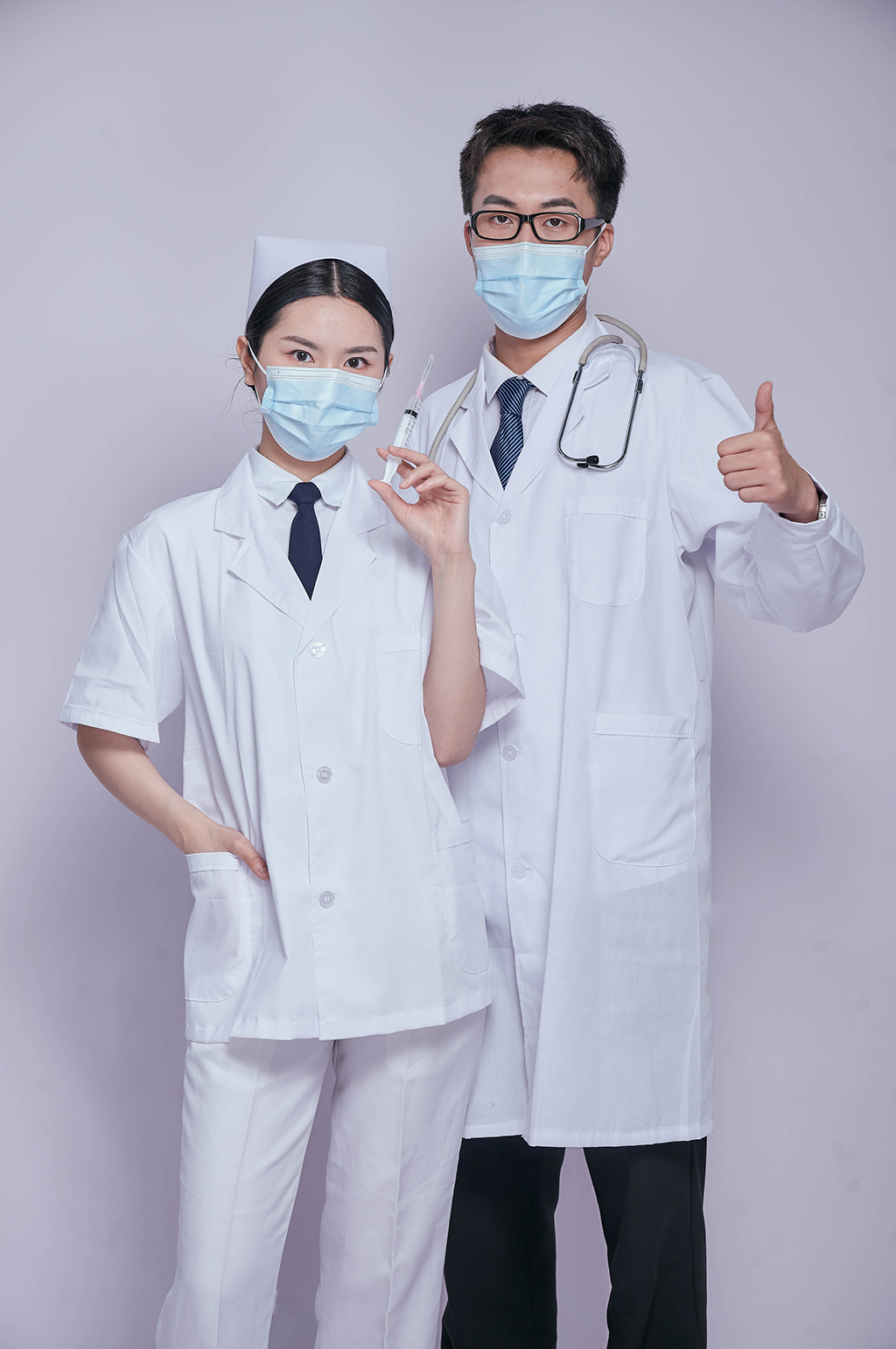 拿針筒醫(yī)生護(hù)士組合醫(yī)務(wù)人員人物攝影圖片素材