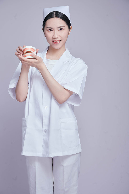 牙医牙科护士手持假牙医务人员人物摄影图片