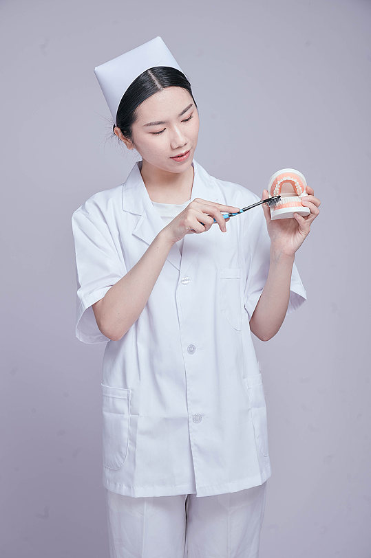 牙医牙科护士手持假牙医务人员人物摄影图片