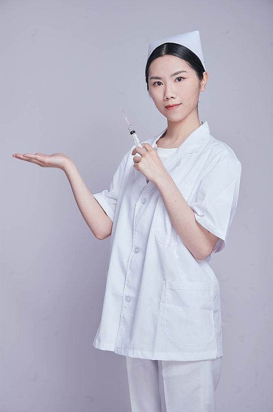 护士拿针筒医生医务人员人物摄影图片