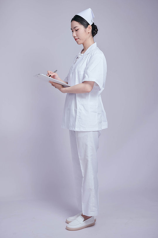 护士白衣天使医务人员人物摄影图片记录病历