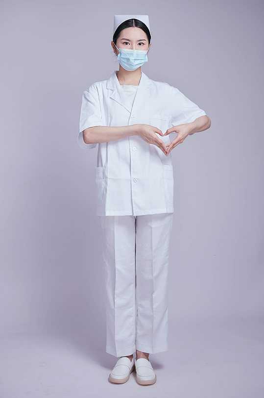 白衣天使护士比心医务人员人物摄影图片