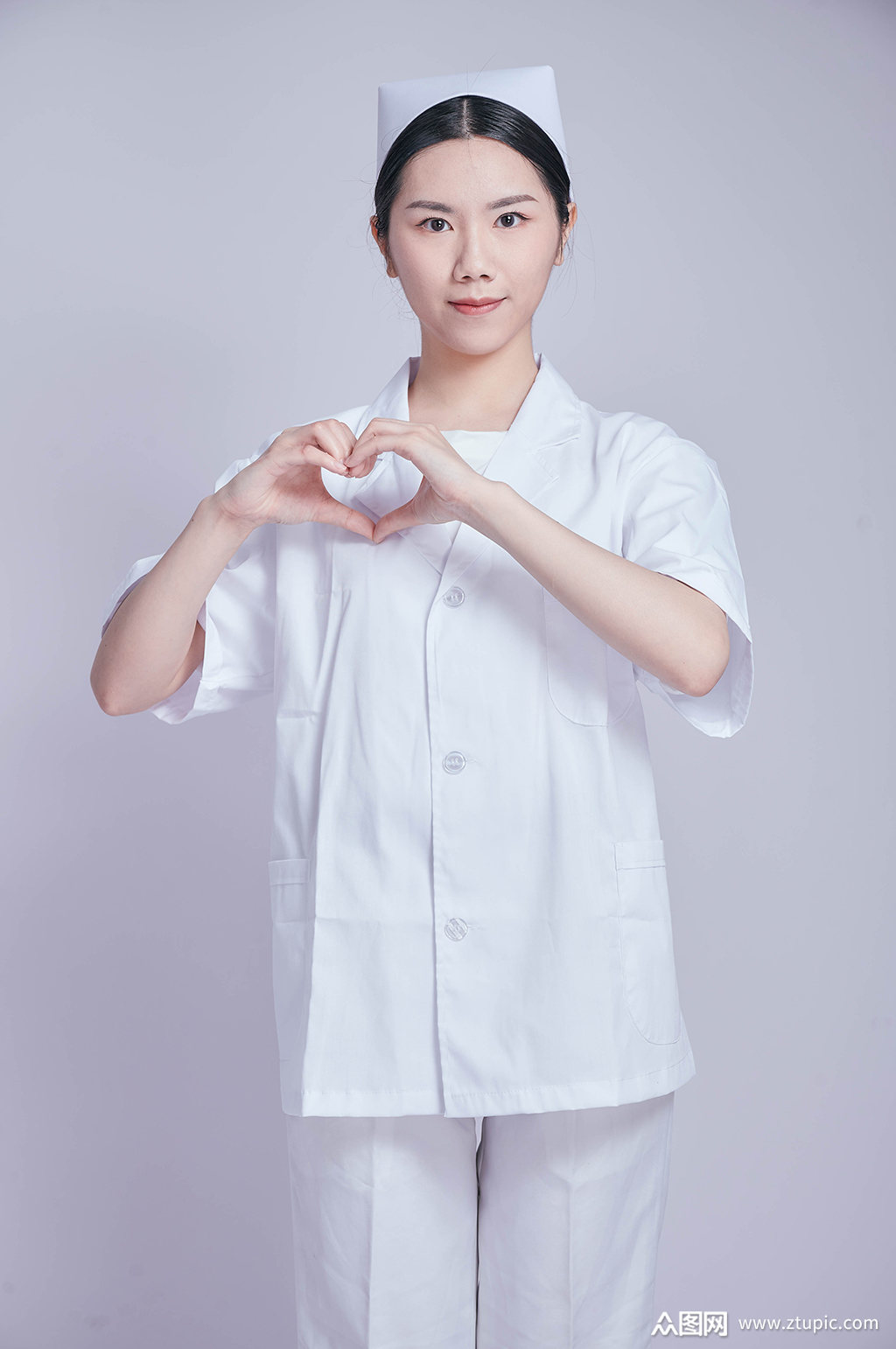 女护士医疗医务人员人物摄影图片比心素材